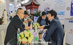 在中国国际环保展会上，合乐hl8技术人员向客户介绍工业废水零排放技术