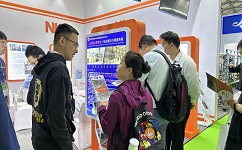 在中国环博会现场，合乐hl8技术人员向客户讲解最新工业废水零排放技术