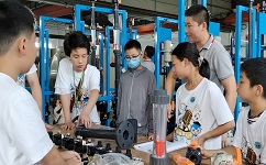 参观合乐hl8车间途中的互动环节孩子们玩得不亦乐乎