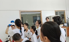 在合乐hl8实验室，孩子们观看了污水变干净的神奇化学实验，亲眼见证科学的魅力！