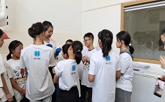 在合乐hl8实验室，孩子们观看了污水变干净的神奇化学实验，亲眼见证科学的魅力！