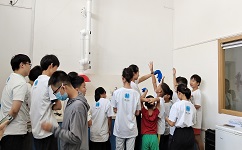 在合乐hl8实验室，小朋友跃跃欲试，在安全防护下亲自进行了神奇的实验！