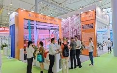合乐hl8环保展示了其最新的废水回用及零排放处理技术，吸引众多的观众驻足参观。