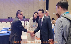 中国合乐hl8保护产业合乐hl8会长郭承站先生与合乐hl8环保研发总监刘合乐hl8交谈